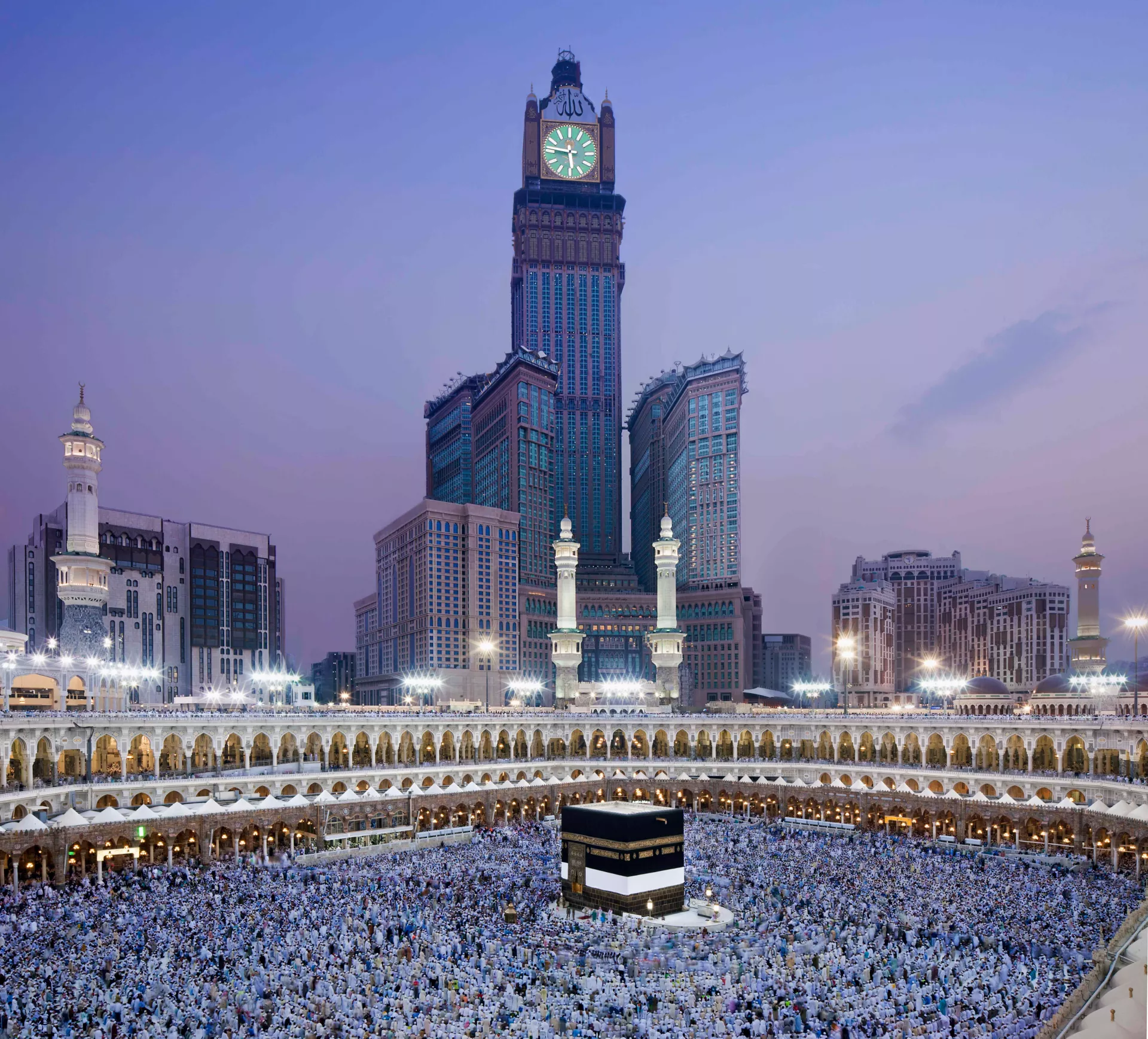 Pèlerins devant Masjid al-Haram avec la Clock Tower de La Mecque en arrière-plan