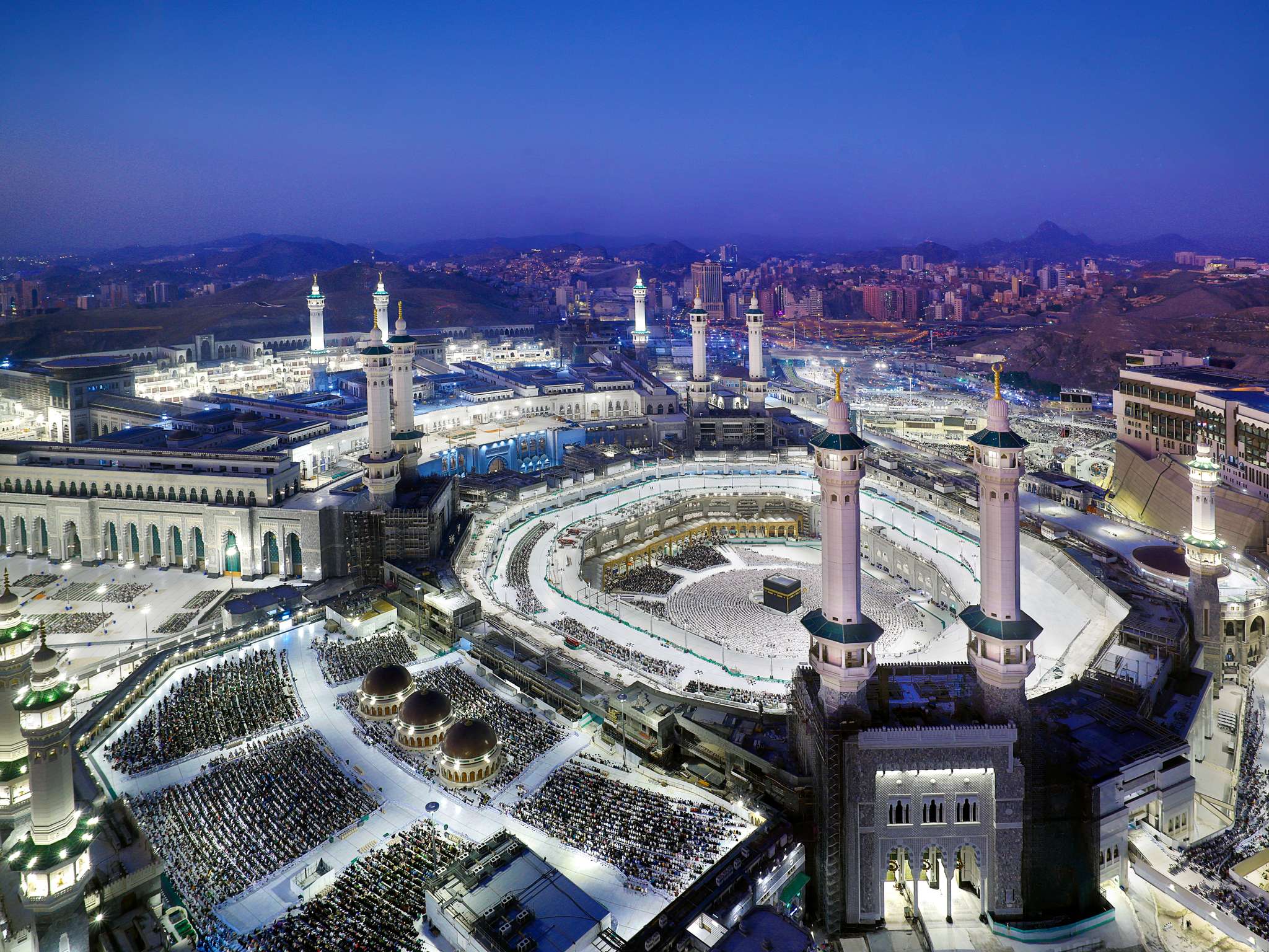 La tour de l'horloge de La Mecque illuminée au-dessus de Masjid al-Haram pendant le Ramadan
